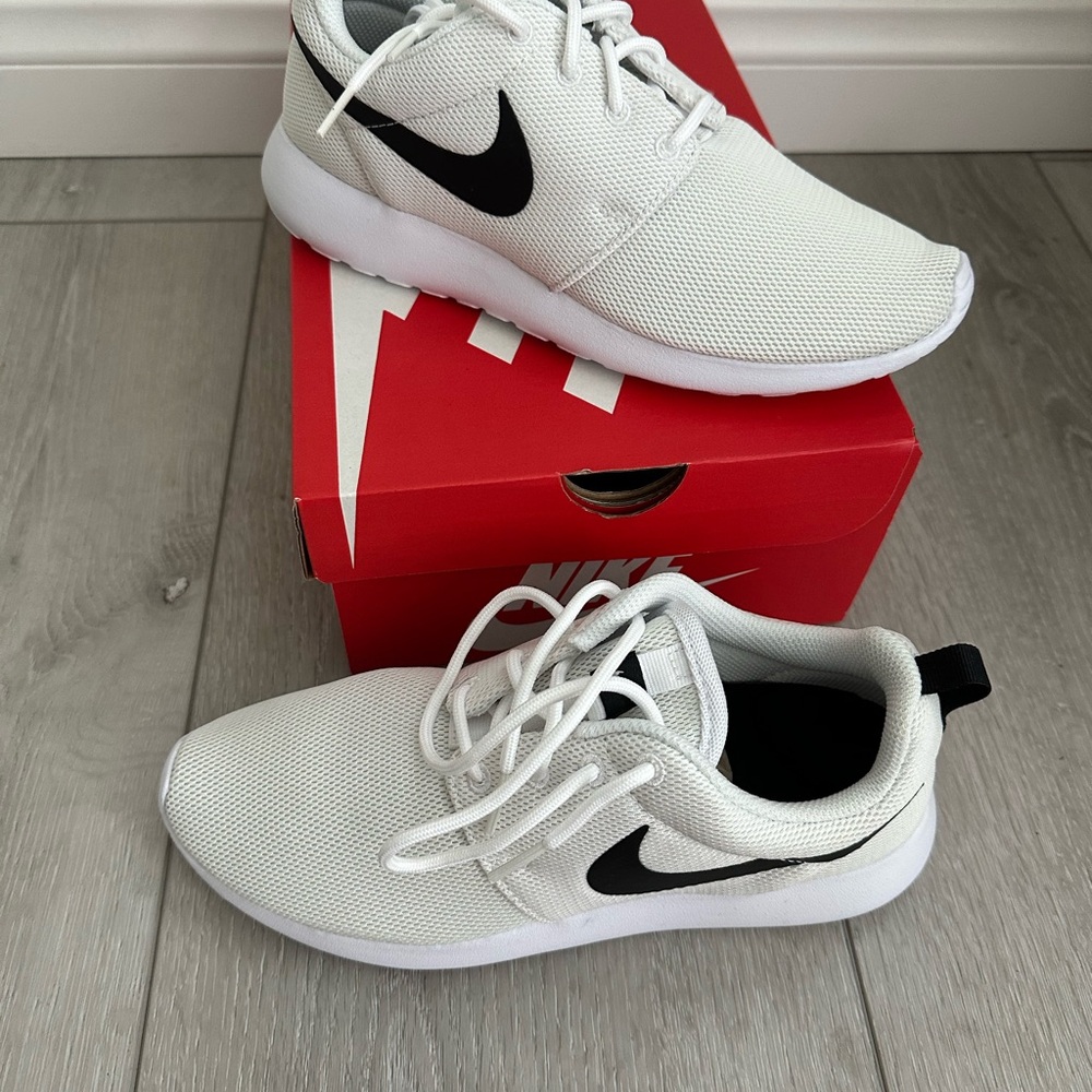 Nike Roshe One White and Black Box - Picture 3 of 6